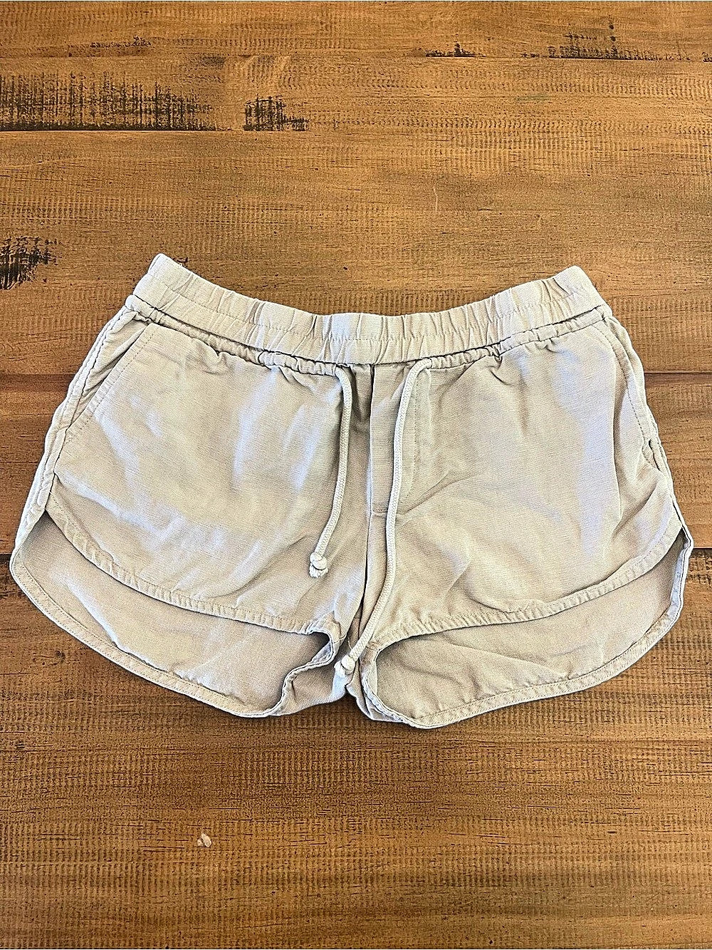 Wilfred Free Aritzia Linen Blend Shorts in Cream